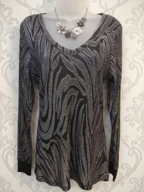 BKE Buckle Womens Black Silver Metallic Animal Print V-Neck Top Size L